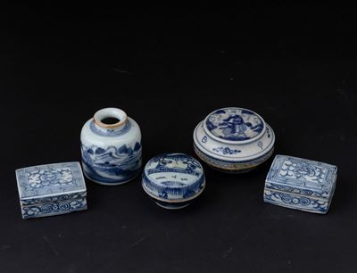 Lotto Composto da Quattro Scatole e un Vasetto in Porcellana Bianca e Blu, Cina, Dinastia Qing, X...