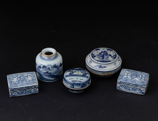 Lotto composto da quattro scatole e un vasetto in porcellana bianca e blu, Cina, Dinastia Qing, XVIII-XIX secolo