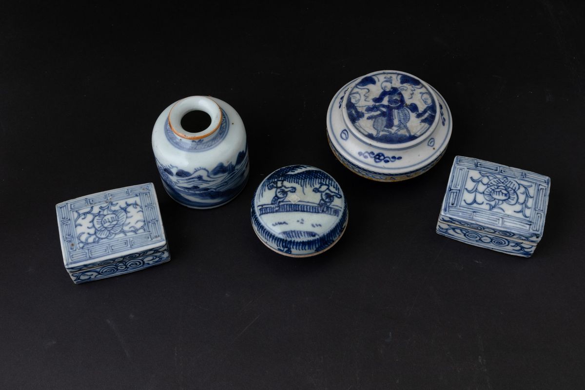 Lotto Composto da Quattro Scatole e un Vasetto in Porcellana Bianca e Blu, Cina, Dinastia Qing, X...