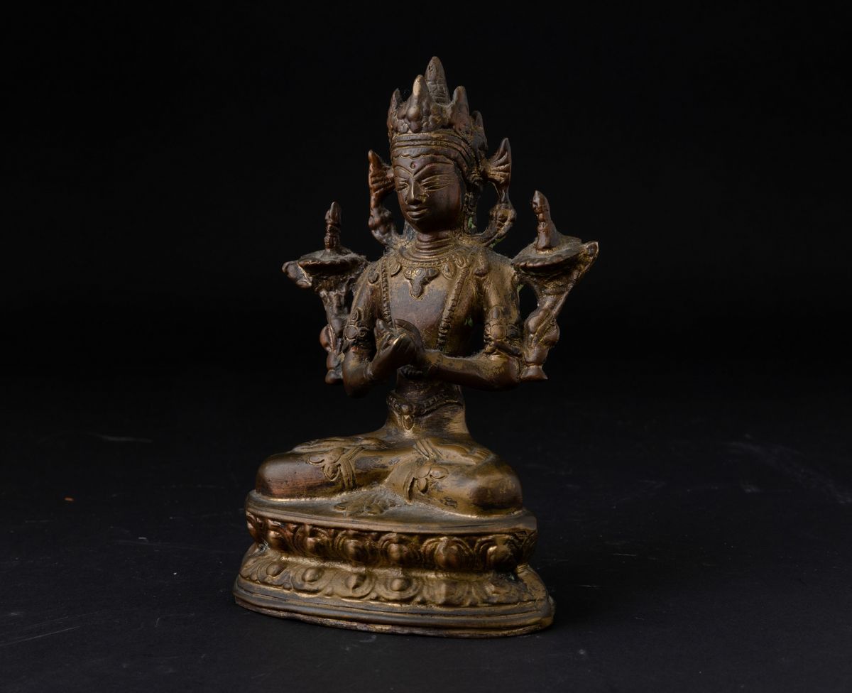 Figura di Buddha Seduto su Fiore di Loto in Metallo, Cina, Dinastia Qing, XIX Secolo