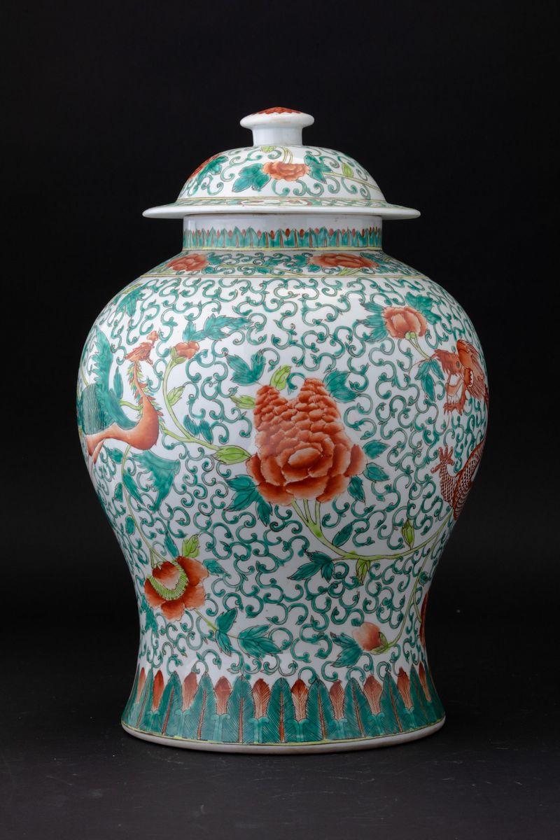 Potiche in Porcellana Famiglia Verde con Figure di Fenici e Decori Floreali, Cina, XX Secolo