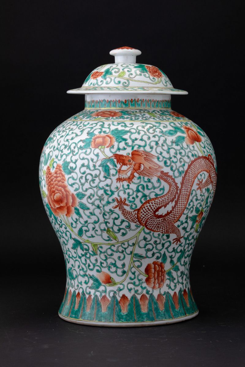 Potiche in Porcellana Famiglia Verde con Figure di Fenici e Decori Floreali, Cina, XX Secolo