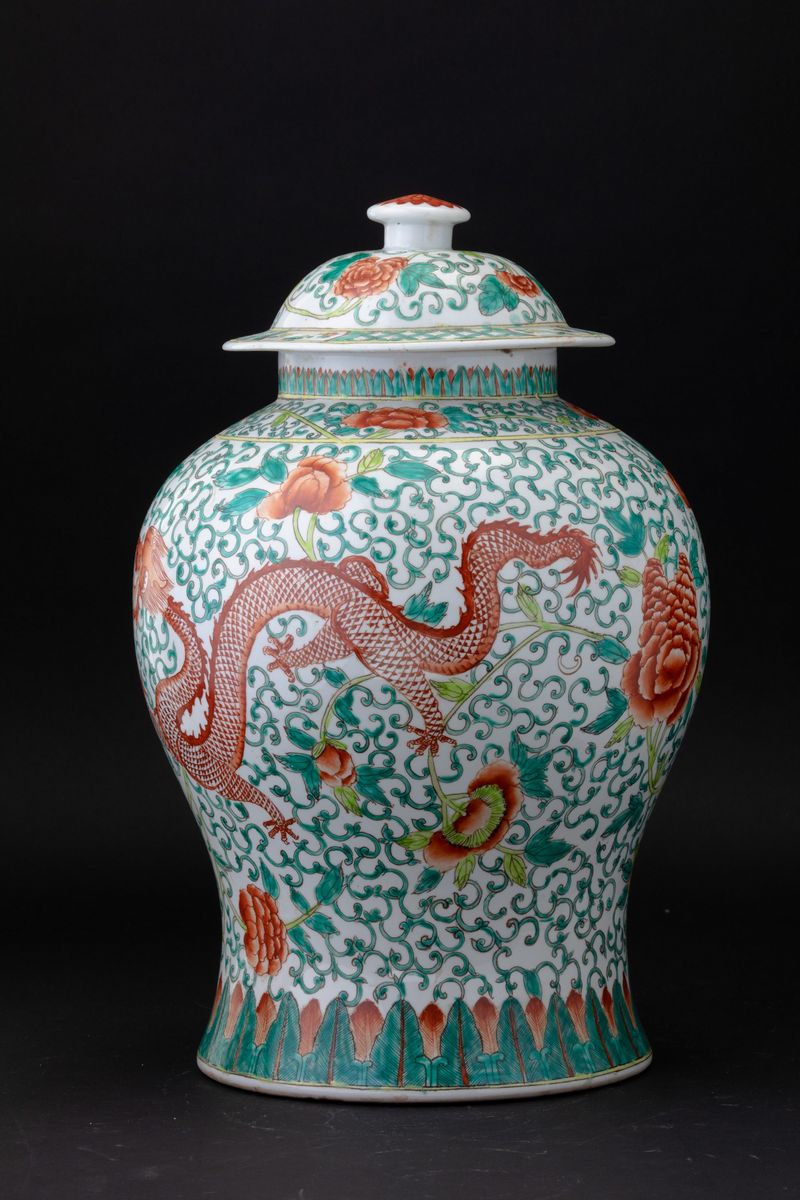 Potiche in Porcellana Famiglia Verde con Figure di Fenici e Decori Floreali, Cina, XX Secolo