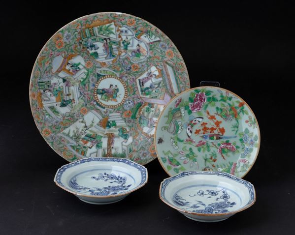 Lotto composto da quattro piatti diversi in porcellana con con decori naturalistici e di vita comune, Cina, Dinastia Qing, XIX-XX secolo