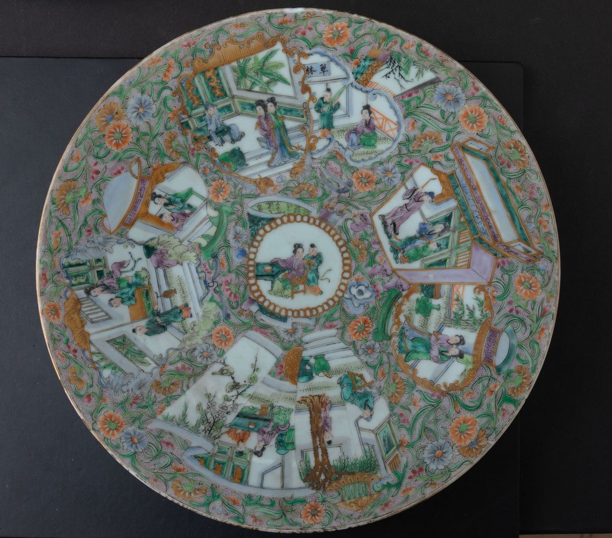 Lotto Composto da Quattro Piatti Diversi in Porcellana con con Decori Naturalistici e di Vita Com...