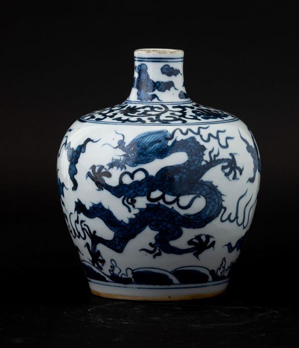 Vaso in porcellana bianca e blu con raffigurazione di draghi tra le nuvole, Cina, XX secolo