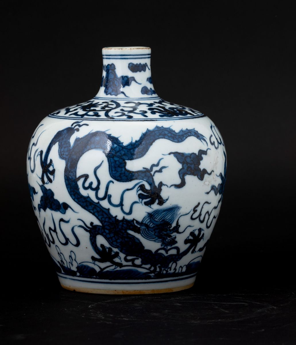 Vaso in Porcellana Bianca e Blu con Raffigurazione di Draghi tra le Nuvole, Cina, XX Secolo
