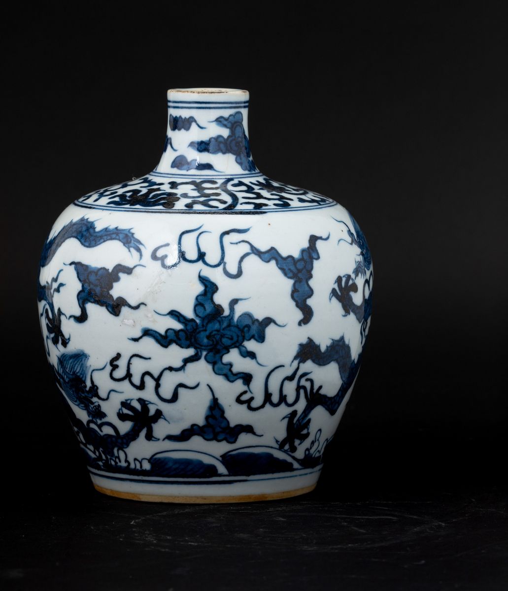 Vaso in Porcellana Bianca e Blu con Raffigurazione di Draghi tra le Nuvole, Cina, XX Secolo