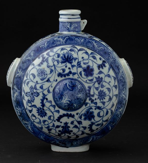 Fiasca in porcellana bianca e blu con decori floreali, Cina, XX secolo