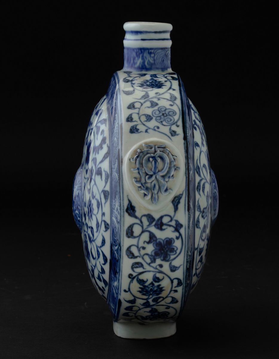Fiasca in Porcellana Bianca e Blu con Decori Floreali, Cina, XX Secolo