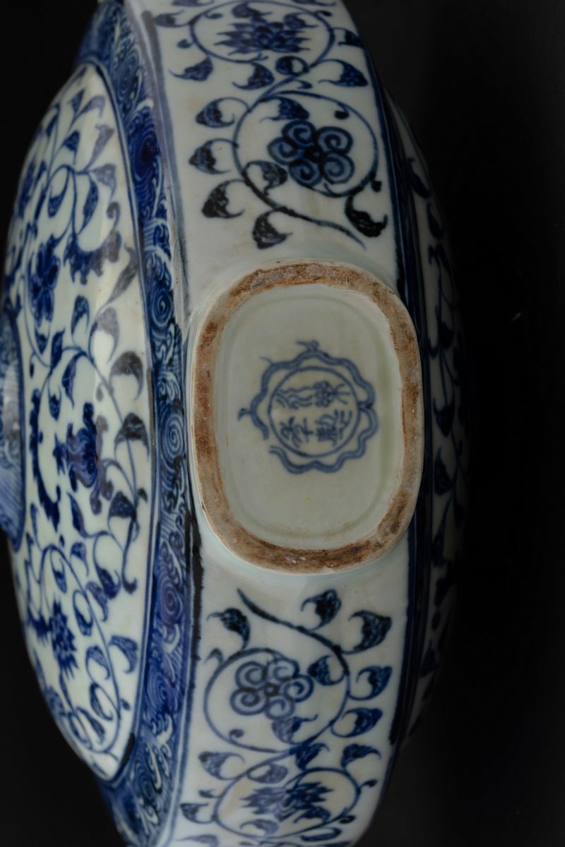 Fiasca in Porcellana Bianca e Blu con Decori Floreali, Cina, XX Secolo