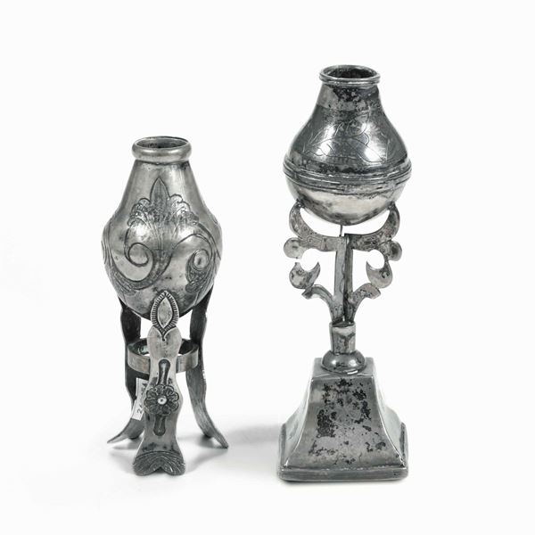 Due contenitori per il mate in argento sbalzato, traforato e cesellato. Argenteria coloniale sud americana (Argentina o Bolivia) XIX secolo