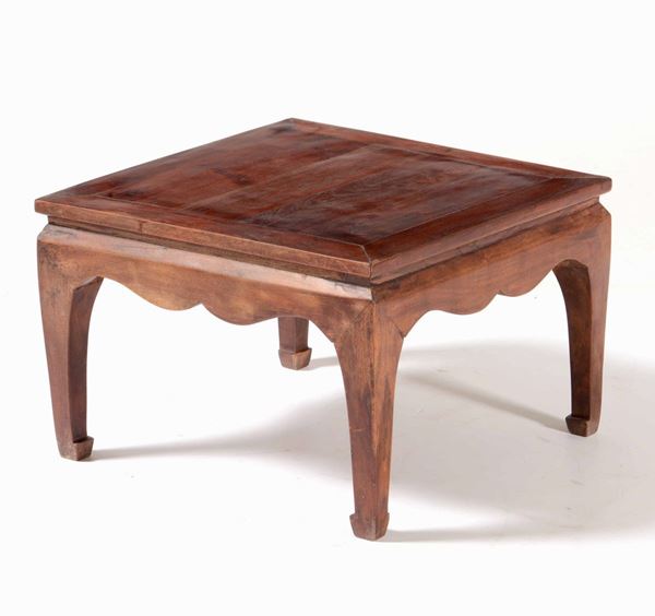 Tavolino basso in legno. XX secolo