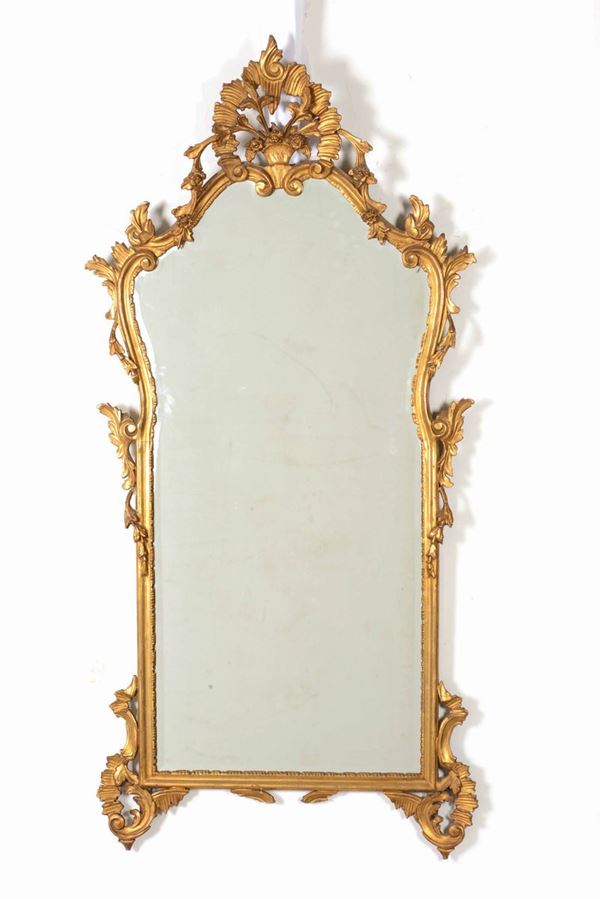 Specchiera in stile in legno dorato. XX secolo