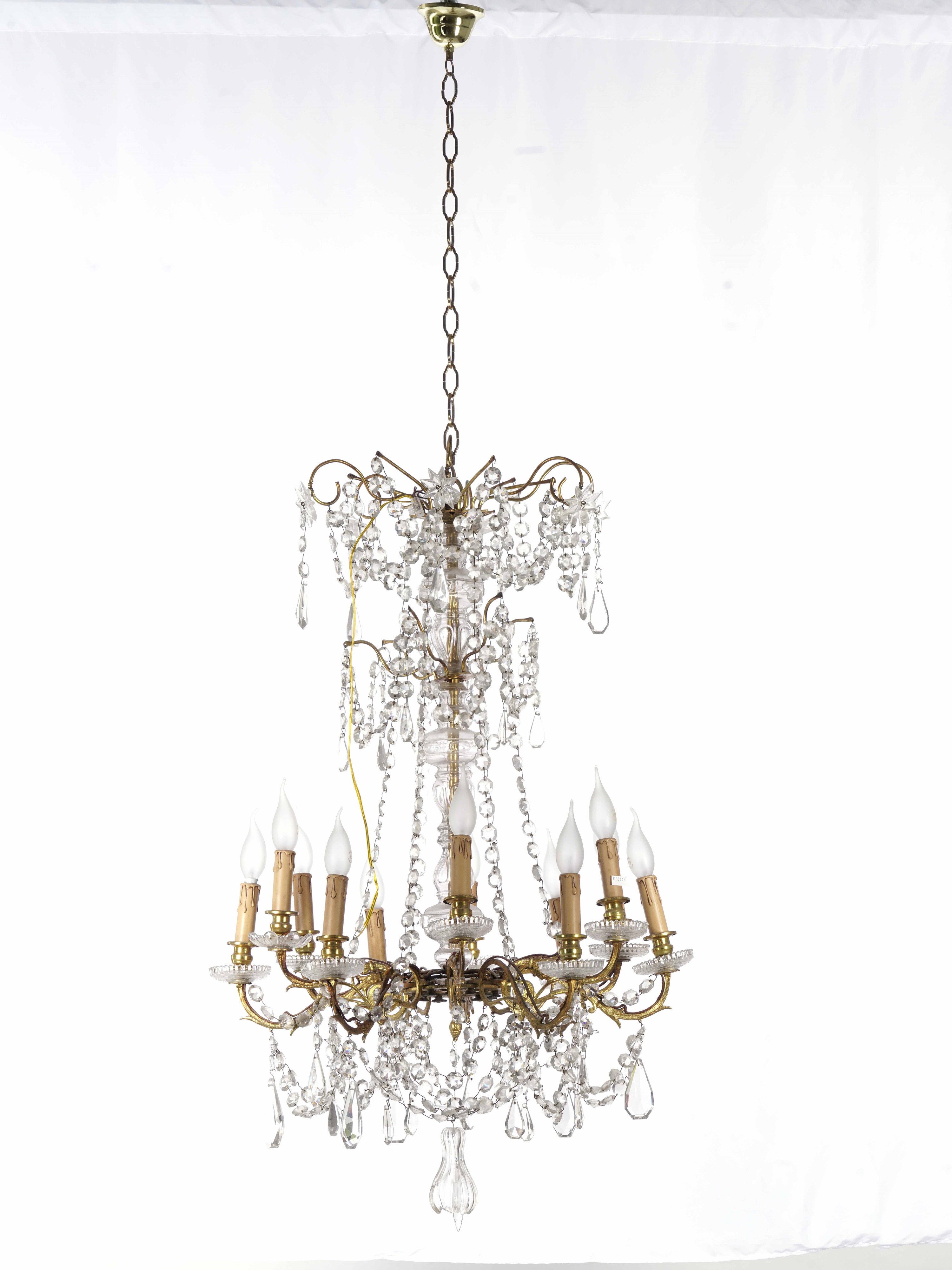 Coppia di Lampadari a Dodici Luci in Metallo Dorato e Pendenti in Cristalli. XIX-XX Secolo