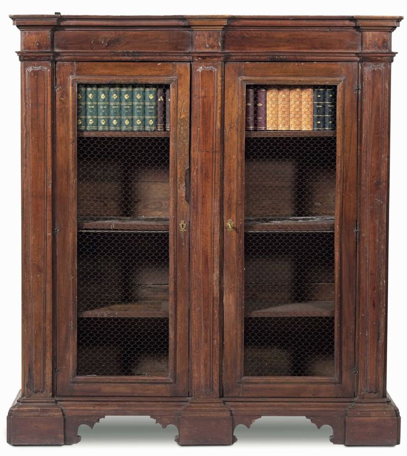 Libreria in noce a due ante. XVIII-XIX secolo  - Asta Dimore Italiane - Cambi Casa d'Aste