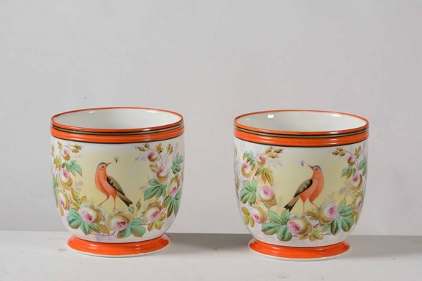 Coppia di vasi in porcellana decorata in policromia a volatili e fiori