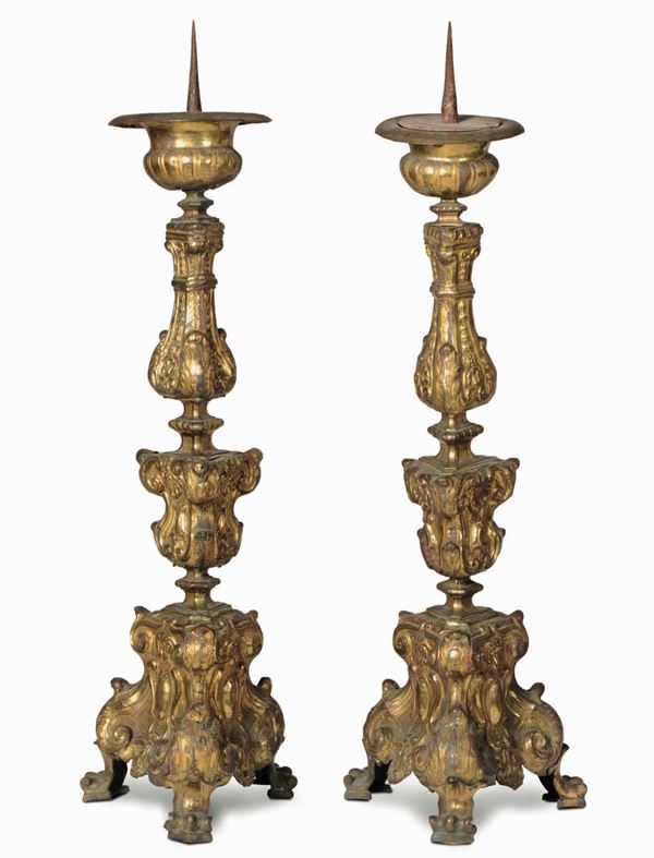 Coppia di candelieri in rame dorato. XVIII secolo