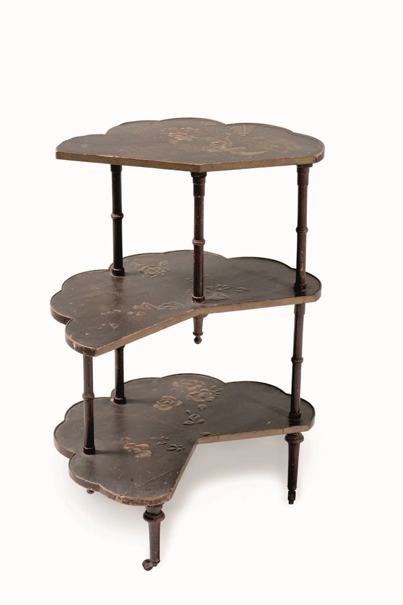 Tavolino di gusto giapponese a tre ripiani in legno dipinto  - Auction Italian Mansions - Cambi Casa d'Aste
