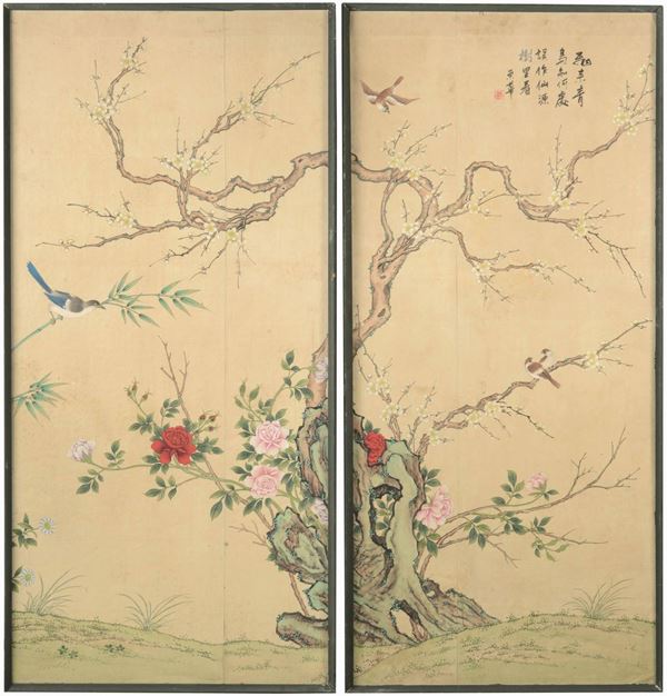 Coppia di dipinti su seta raffiguranti soggetto naturalistico con albero in fiore, uccellini e iscrizioni. Cina, Dinastia Qing, XIX secolo