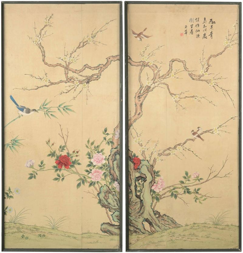 Coppia di dipinti su seta raffiguranti soggetto naturalistico con albero in fiore, uccellini e iscrizioni. Cina, Dinastia Qing, XIX secolo  - Auction Italian Mansions - Cambi Casa d'Aste