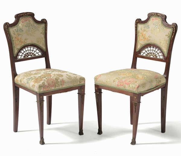 Coppia di sedie Liberty in legno con applicazioni di bronzi dorati