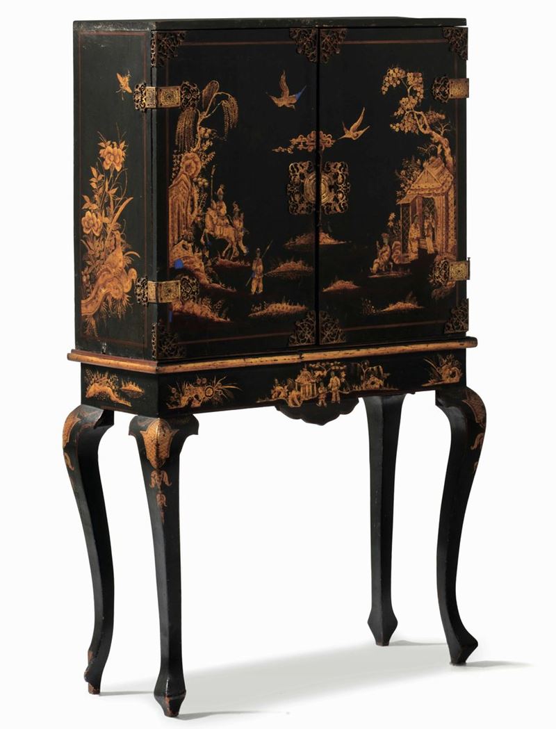 Cabinet in legno laccato con decori a chinoiserie lumeggiati in color oro. XIX secolo  - Auction Italian Mansions - Cambi Casa d'Aste
