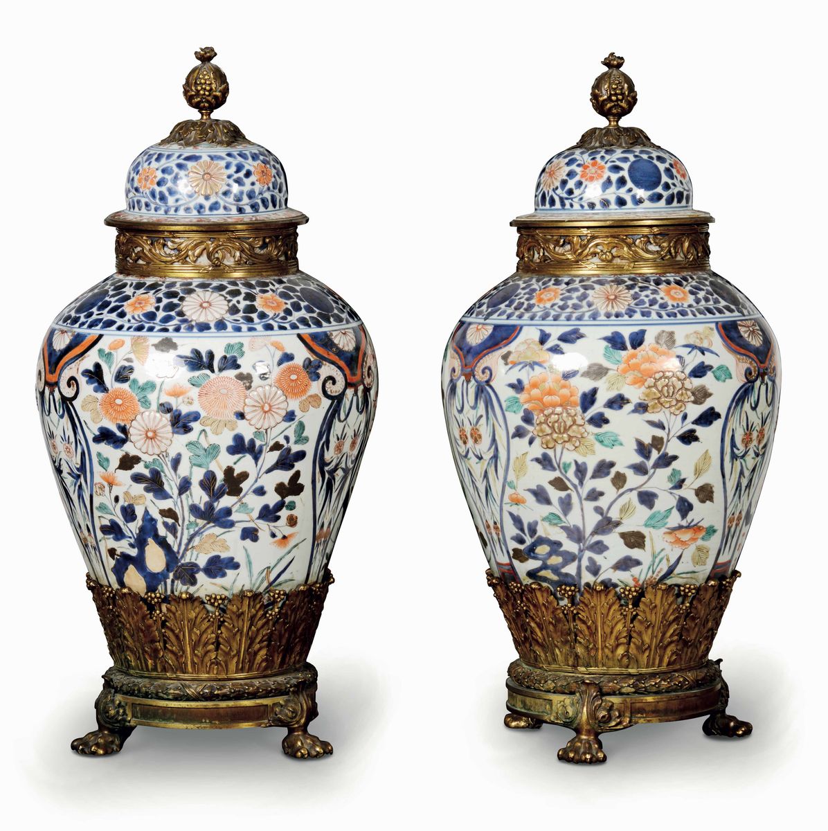 Coppia di Potiches in Porcellana Imari con Decori di Peonie in Fiore Entro Riserve, Giappone, Per...