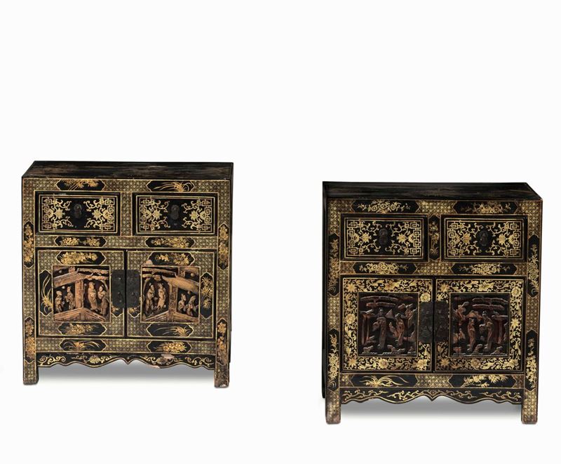 Coppia di mobiletti in legno laccato con decori a chinoiserie, Cina, XX secolo  - Auction Italian Mansions - Cambi Casa d'Aste
