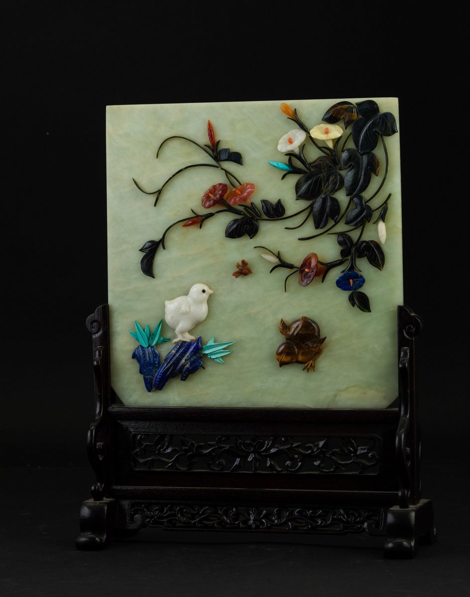 Piccolo Paravento da Tavolo con Placca in Giada e Applicazioni in Pietre Dure Raffigurante Scena ...
