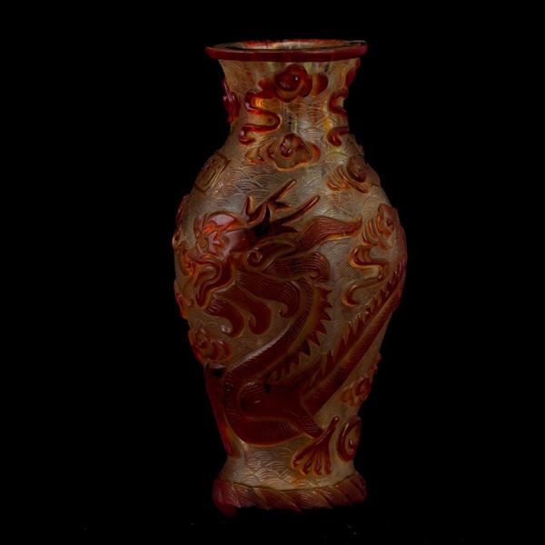 Vaso in vetro di Pechino con figura di drago a rilievo, Cina, Dinastia Qing, XIX secolo