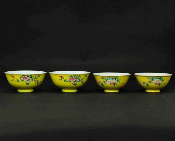 Quattro ciotole in porcellana con decori floreali su fondo giallo, Cina, Dinastia Qing, XIX secolo