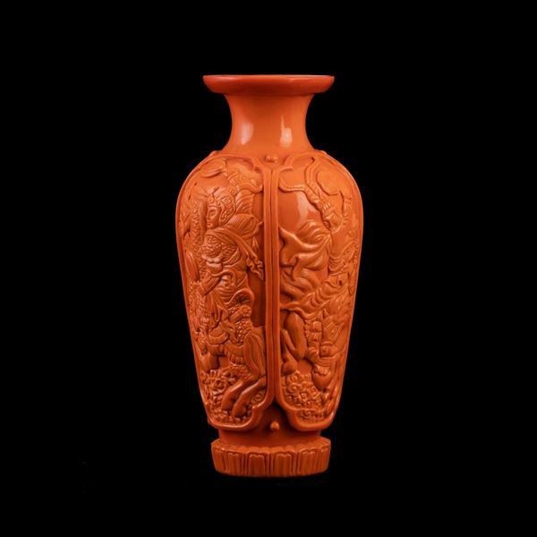 Vaso in vetro di Pechino color arancione con figure di cavalieri a rilievo entro riserve, Cina, Dinastia Qing, XIX secolo
