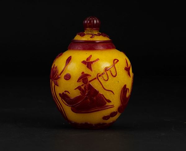 Piccolo vaso con coperchio in vetro di Pechino con figura di saggio su bue entro paesaggio a rilievo su fondo giallo, Cina, Dinastia Qing, XIX secolo