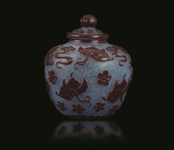 Piccolo vaso con coperchio in vetro di Pechino con decori floreali e di farfalle a rilievo su fondo azzurro, Cina, Dinastia Qing, marca e del periodo Qianlong (1736-1796)