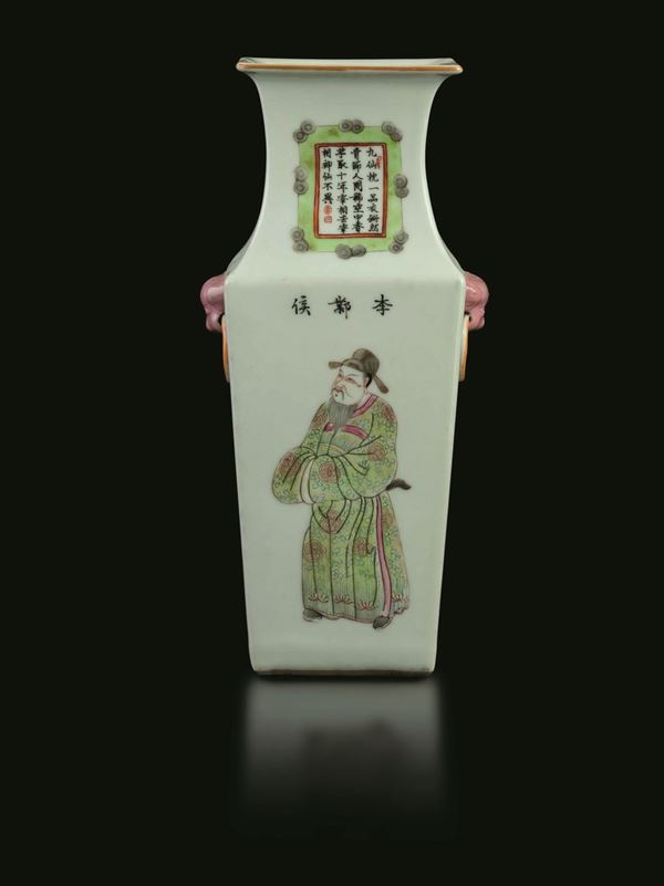 Vaso in porcellana a pianta quadrata con figure di immortali e iscrizioni entro riserve, Cina, Dinastia Qing, XIX secolo