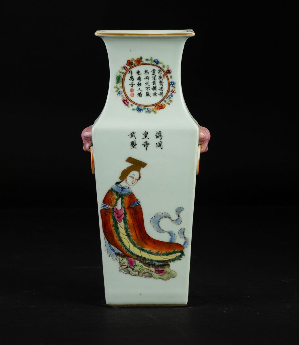 Vaso in Porcellana a Pianta Quadrata con Figure di Immortali e Iscrizioni Entro Riserve, Cina, Di...