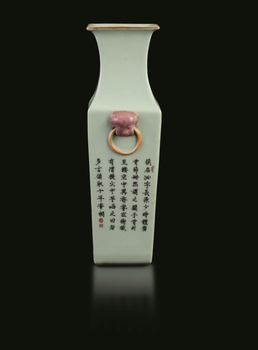 Vaso in Porcellana a Pianta Quadrata con Figure di Immortali e Iscrizioni Entro Riserve, Cina, Di...