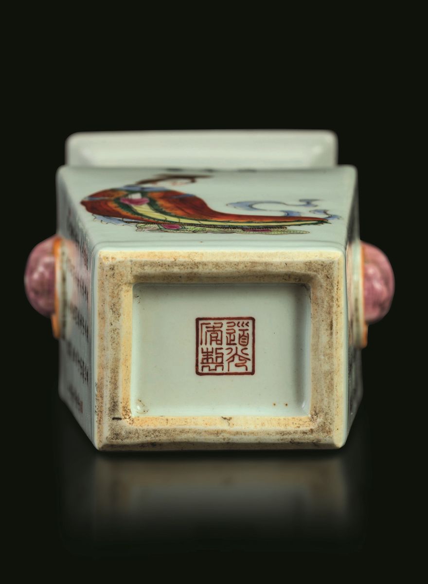 Vaso in Porcellana a Pianta Quadrata con Figure di Immortali e Iscrizioni Entro Riserve, Cina, Di...