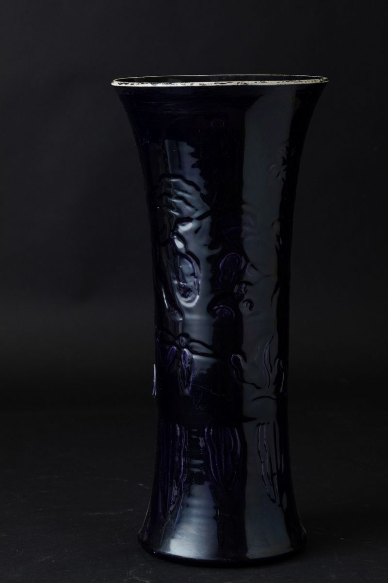 Vaso a Tromba in Porcellana Monocroma Blu con Decori a Rilievo, Cina, Dinastia Qing, XIX Secolo