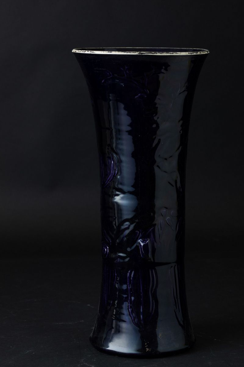 Vaso a Tromba in Porcellana Monocroma Blu con Decori a Rilievo, Cina, Dinastia Qing, XIX Secolo
