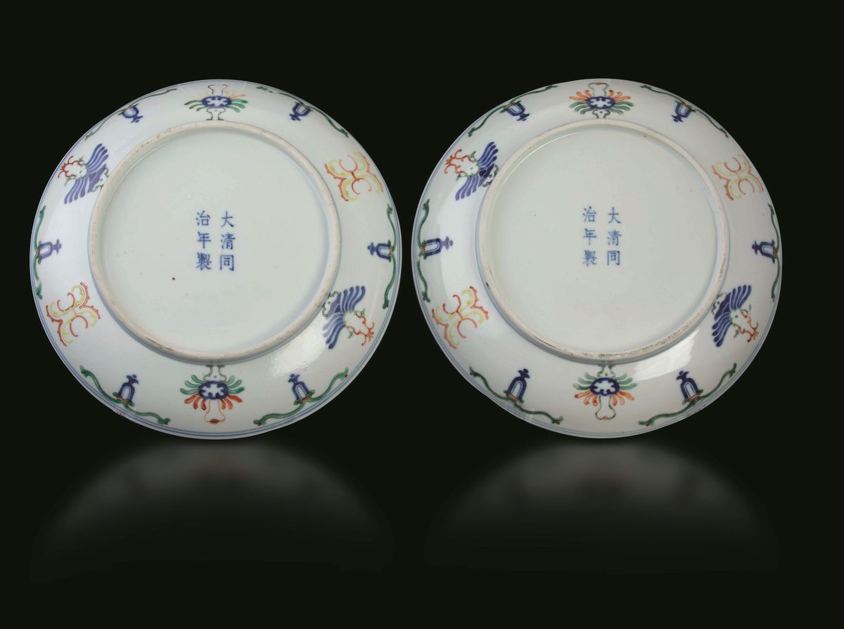 Coppia di Piatti in Porcellana Doucai con Soggetti Naturalistici, Cina, Dinastia Qing, Epoca Tong...