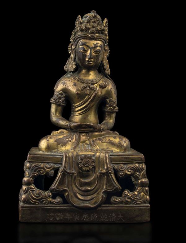 Figura di Buddha Amitayus seduto su piedistallo in bronzo dorato, Cina, Dinastia Qing, marca e del periodo Qianlong (1736-1796)
