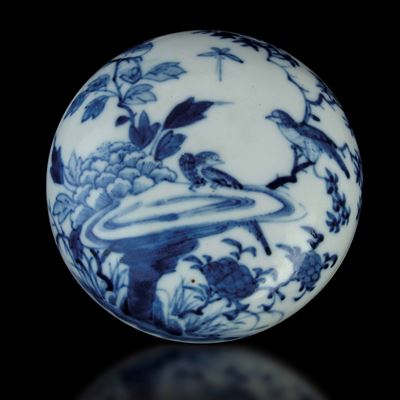 Scatola Circolare in Porcellana Bianca e Blu con Soggetto Naturalistico, Cina, Dinastia Qing, XIX...