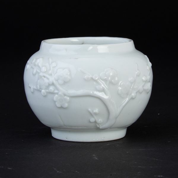 Piccolo vaso in porcellana con decoro a rami di pesco in fiore a rilievo, Cina, Dinastia Qing, periodo Qianlong (1736-1796)