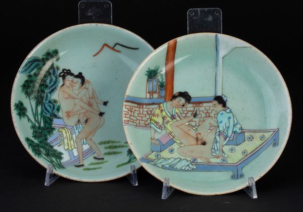 Coppia di piatti in porcellana con scene erotiche, Cina, Dinastia Qing, XIX secolo