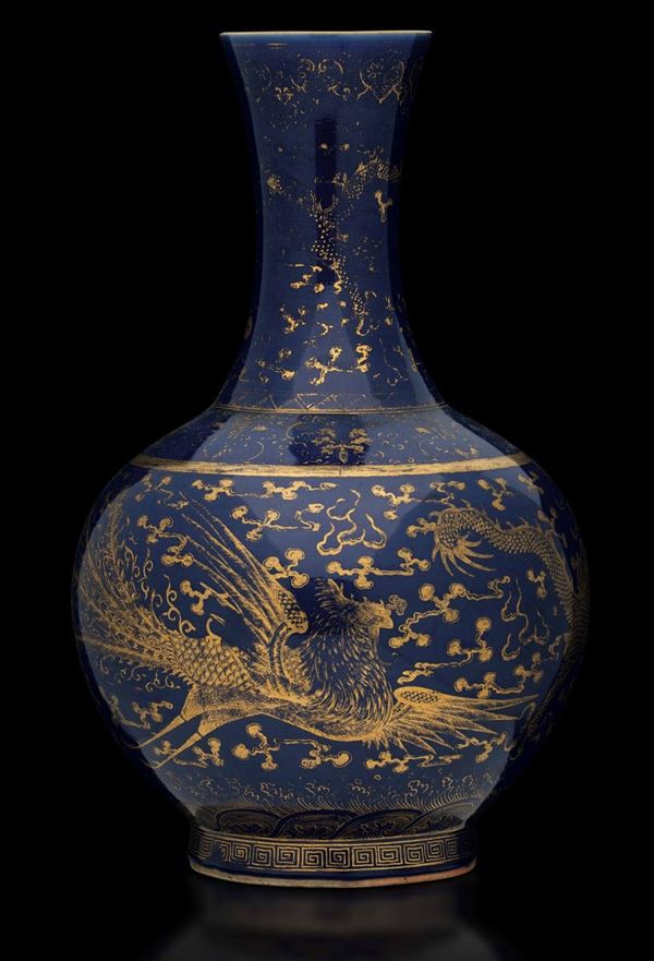 Vaso a bottiglia in porcellana monocroma blu e lumeggiature color oro con figure di fenici, Cina, Dinastia Qing, marca e del periodo Guangxu (1875-1908)