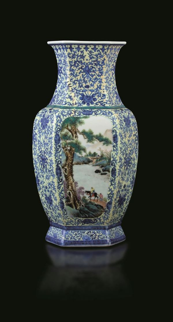 Vaso in porcellana a pianta esagonale con raffigurazione di paesaggio innevato entro riserve e decori floreali sui toni del blu, Cina, Repubblica, XX secolo