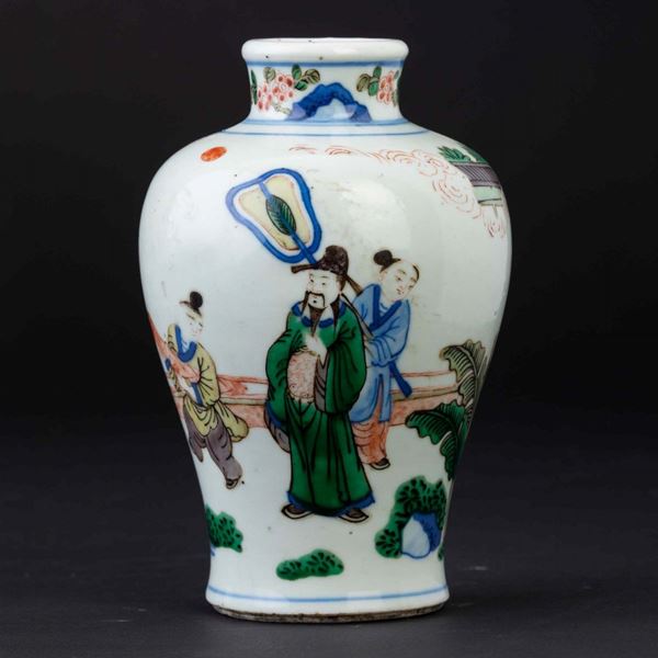 Vaso in porcellana a smalti policromi con scene di vita comune entro paesaggio, Cina, Dinastia Qing,  [..]