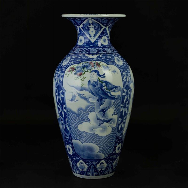 Vaso in porcellana bianca e blu con decori floreali e figure di saggi entro riserve, Giappone, periodo Meiji (1868-1912)  - Asta Chinese Works of Art - II - Cambi Casa d'Aste